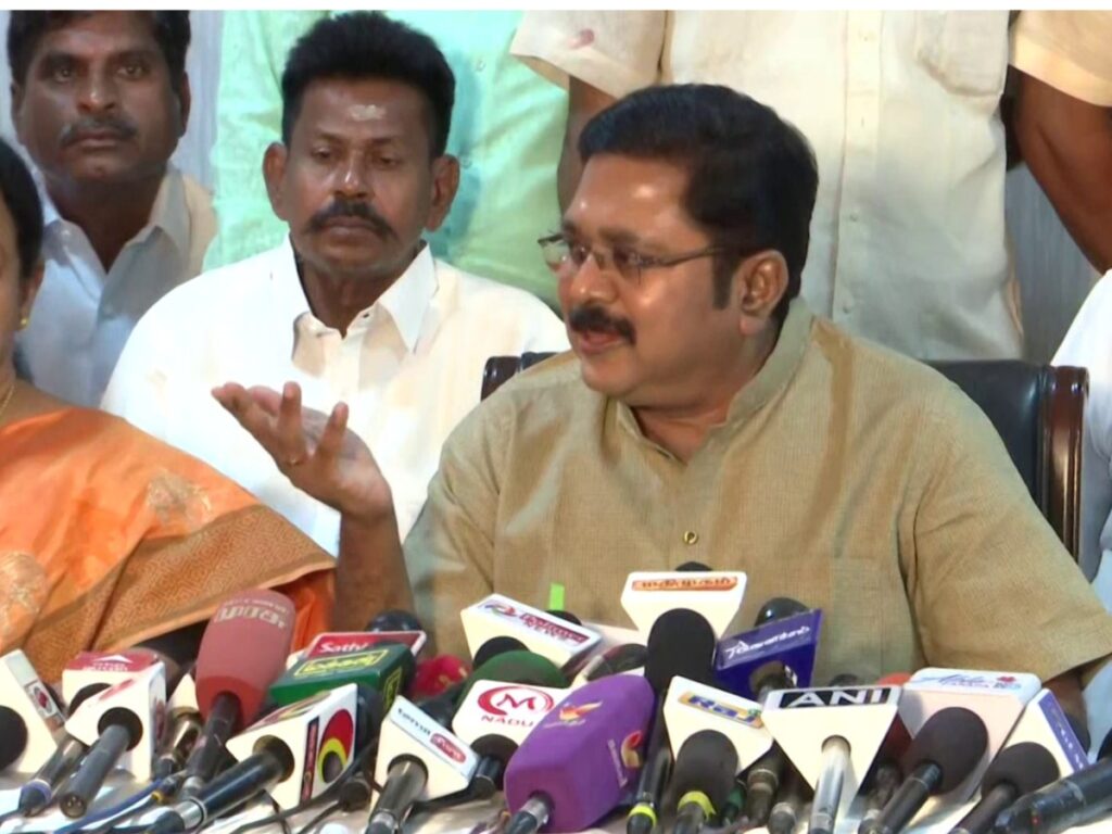 எடப்பாடி பழனிசாமி தலைமையில் இயங்கி வரும் அ.தி.மு.க.வுடன் அ.ம.மு.க. சேருவதற்கான வாய்ப்பே இல்லை என டிடிவி தினகரன் தெரிவித்தார்.