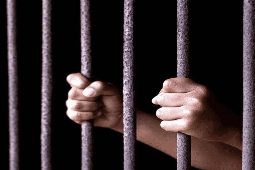கோவில் திருவிழாவில் குளிக்கும் பெண்களை வீடியோ எடுத்த கல்லூரி மாணவர் உள்பட 2 பேர் கைது