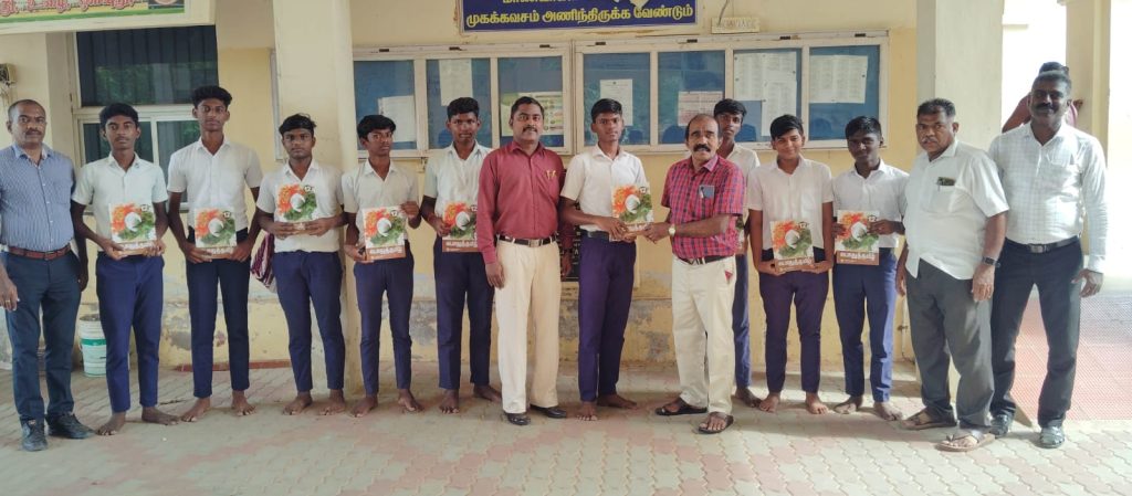 நாசரேத் மர்காஷிஸ் மேல்நிலைப்பள்ளியில் புதிய கல்வி ஆண்டிற்கான புத்தகங்கள் வழங்கும் நிகழ்ச்சி