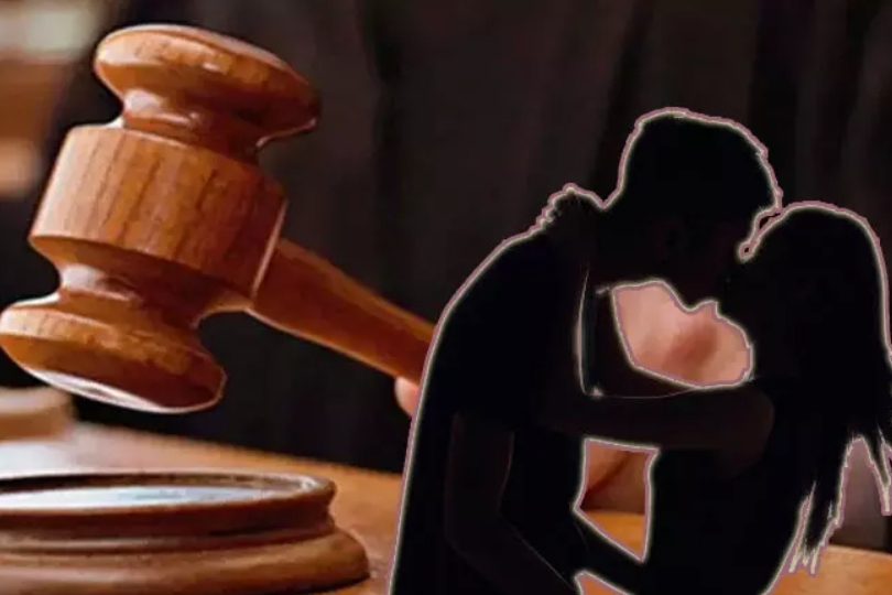 பெண் ஊழியரை கட்டியணைத்து முத்தமிட்ட மேலாளர் – -கோர்ட்டு அளித்த பரபரப்பு தீர்ப்பு