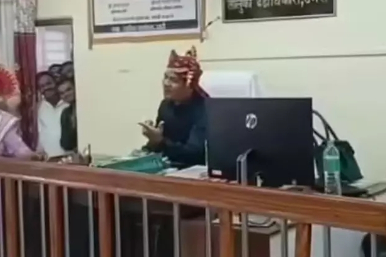 அலுவலக நாற்காலியில் அமர்ந்து இந்தி பாடல் பாடிய தாசில்தார் பணியிடை நீக்கம் வைரல் வீடியோ