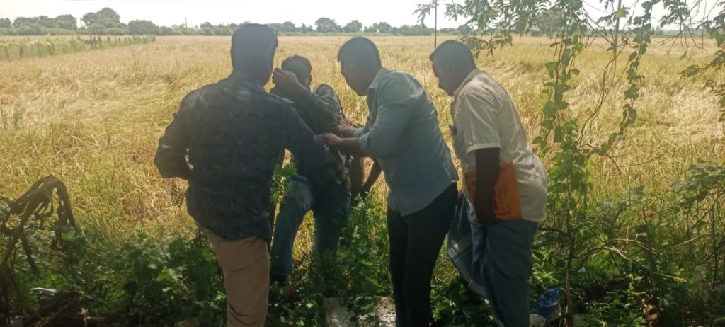 காரில் குட்கா கடத்திச் சென்ற குற்றவாளிகள் போலீசை கண்டதும் காரை நிறுத்திவிட்டு தப்பி ஓட்டம். வயல்வெளியில் துரத்தி பிடித்த காவல்துறையினர். 390 கிலோ குட்கா மற்றும் கடத்தலுக்கு பயன்படுத்திய கார் பறிமுதல்
