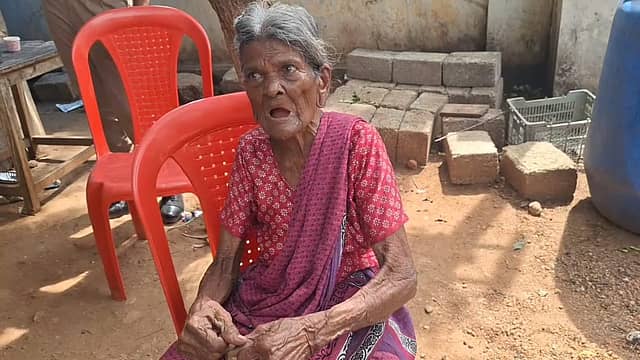 ‘என்னோட ரேடியோவை திருடிட்டாங்க’ : ஆட்சியரிடம் புகாரளித்த 95 வயது மூதாட்டி