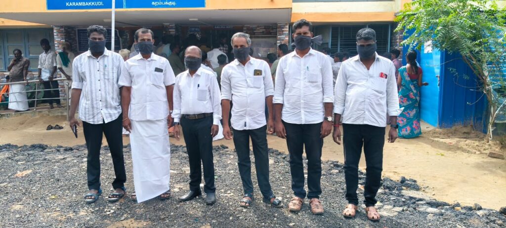 புதுக்கோட்டை மாவட்டம் கறம்பக்குடியில் வழக்கறிஞர்கள் சங்கத்தினர் இ-பைலிங் முறையை ரத்து செய்யக்கோரி வாயில் கருப்பு நிற துணியை கட்டி கொண்டு நூதன முறையில் போராட்டத்தில் ஈடுபட்டனர்