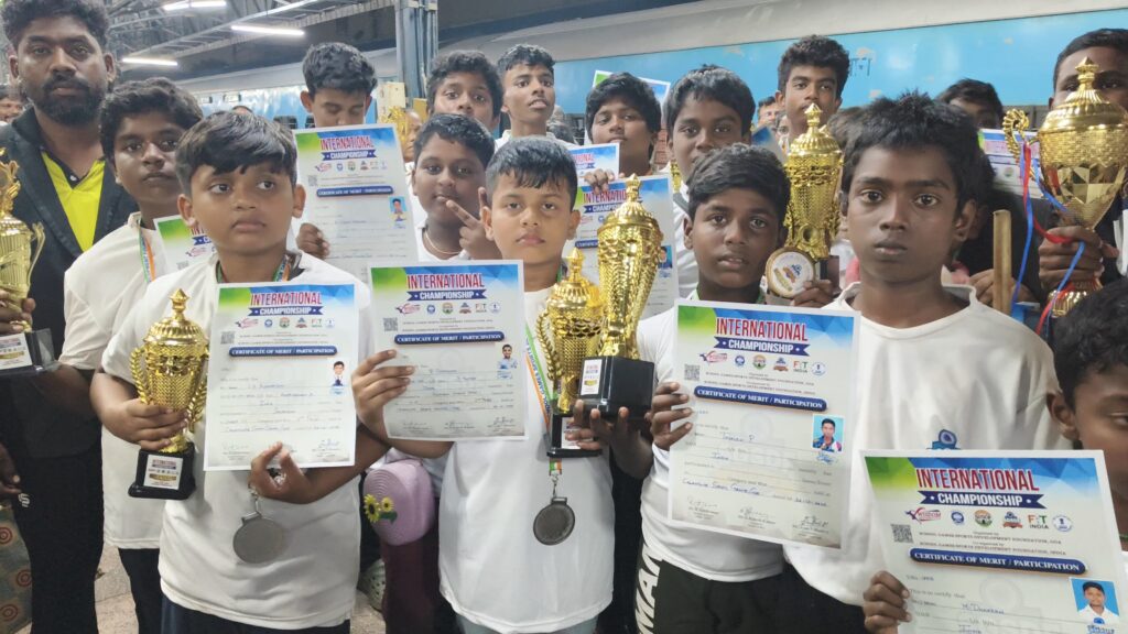 பள்ளிக்கரணை மாயா அகடமியில் பயிற்ச்சி பெற்று கோவாவில் நடைபெற்ற சர்வதேச விளையாட்டு போட்டியில் யோகா, சிலம்பம், கராத்தே போட்டியில் வெற்றிபெற்ற வீரர், வீராங்க னைகளுக்கு சென்னை இரயில் நிலையத்தில் உற்ச்சாக வரவேற்பு அளித்தனர்.