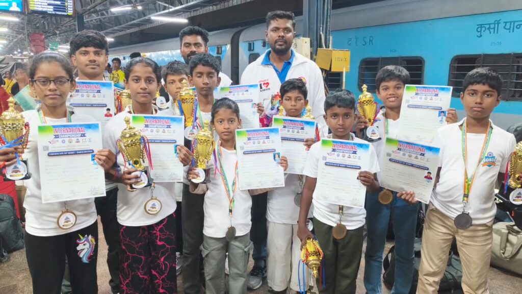 கோவாவில் நடைபெற்ற சர்வதேச கராத்தே போட்டியில் ஃபியூச்சர் சாம்பியன் அகடமியில் பயின்ற 8 மாணவர்கள் தங்கம் பதக்கமும் 6 மாணவர்கள் வெள்ளி பதக்கம் வென்று வெற்றிபெற்ற மாணவர்களுக்கு சென்னை இரயில் நிலையத்தில் உற்ச்சாக வரவேற்பு அளித்தனர்.
