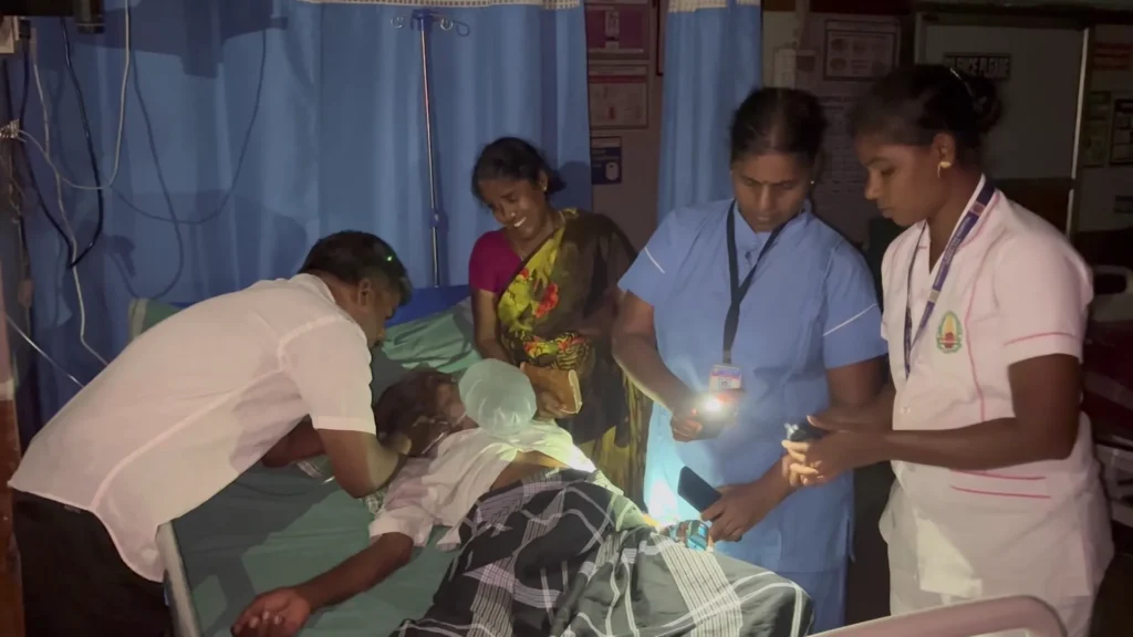 4 மணி நேரமாக இருட்டில் தவித்த அரசு மருத்துவமனை.. செல்போன் டார்ச் வெளிச்சத்தில் சிகிச்சையளித்த செவிலியர்கள்