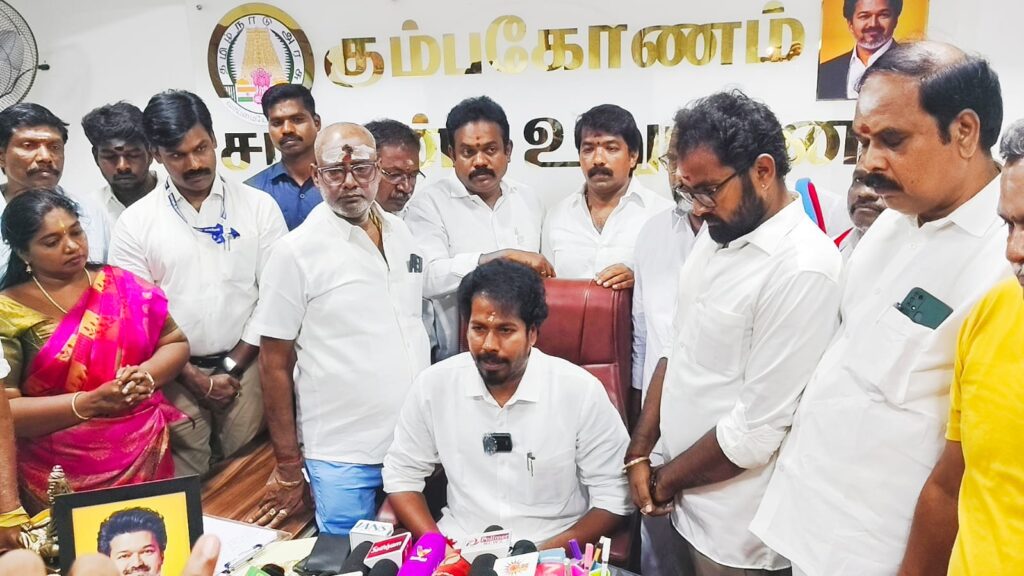 துப்புரவு பணியாளர்களுடன் குத்துவிளக்கு ஏற்றி எம்எல்ஏ அலுவலகத்தை திறந்த அமைச்சர் வினோத் ரவி