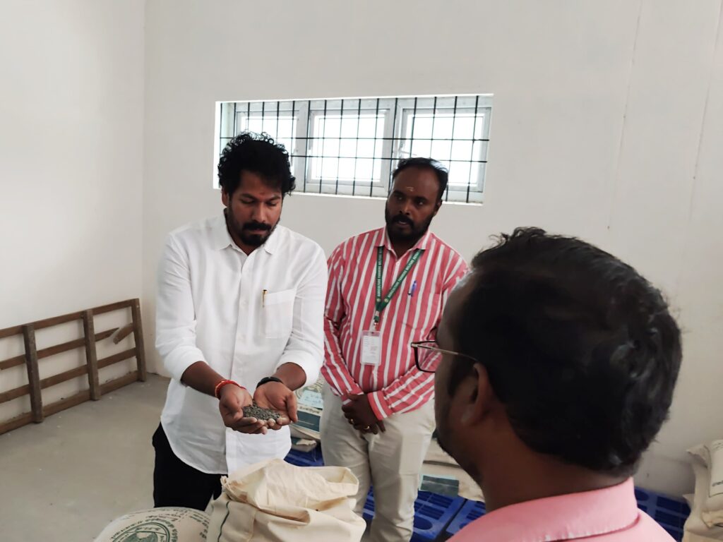 விதைகள் தரமாக உள்ளதா? இருப்பு போதுமா?- வேலூரில் அமைச்சர் ர. வினோத் திடீர் ஆய்வு