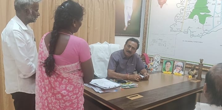 பாதை பிரச்சினைக்கு தீர்வு கோரி எம்.எல்.ஏ. எஸ்.எம். சுகுமாரிடம் மனு